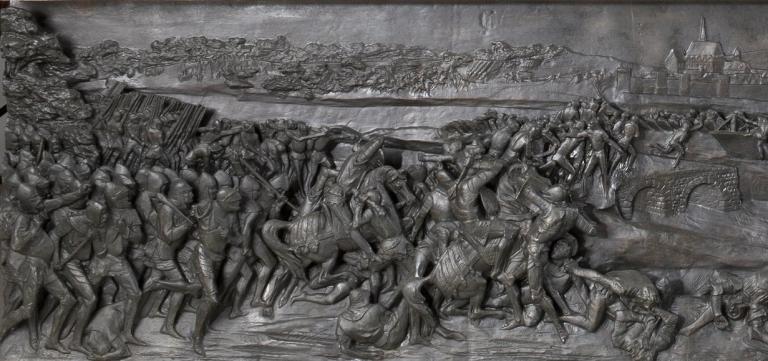 Détail du relief : Jeanne d'Arc faite prisonnière devant Compiègne (partie gauche).