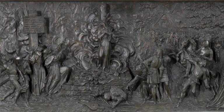 Détail du relief : le Supplice de Jeanne d'Arc (partie centrale, le bûcher).