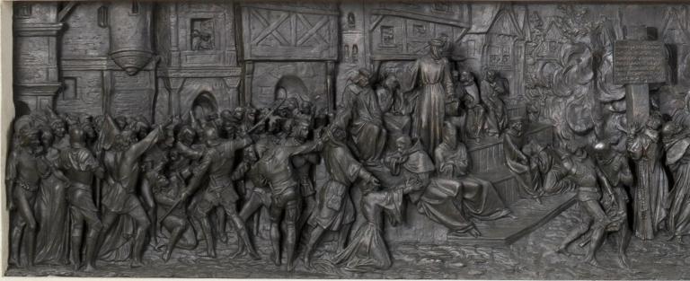 Détail du relief : le Supplice de Jeanne d'Arc (partie gauche).