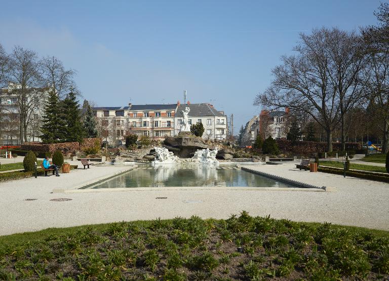 Vue d'ensemble avec le bassin.