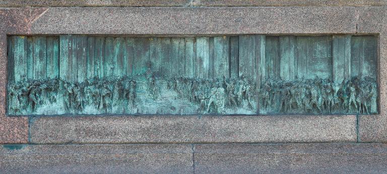 Sacre de Charles VII à Reims (relief situé au sommet de la face nord du socle).
