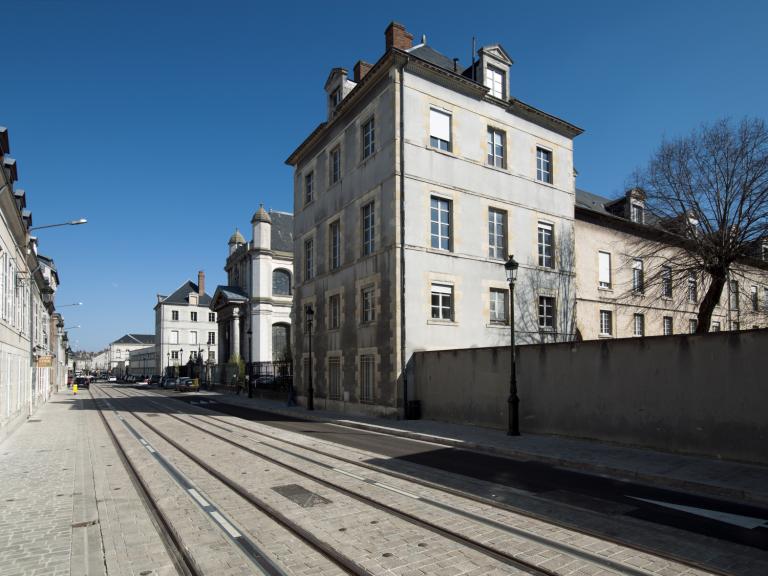 Vue d'ensemble des pavillons de l'hôpital général rue Porte-Madeleine, avec la chapelle Saint-Charles au centre. ; Vue d'ensemble des pavillons donnant sur la rue Porte-Madeleine ; au milieu, la chapelle Saint-Charles.