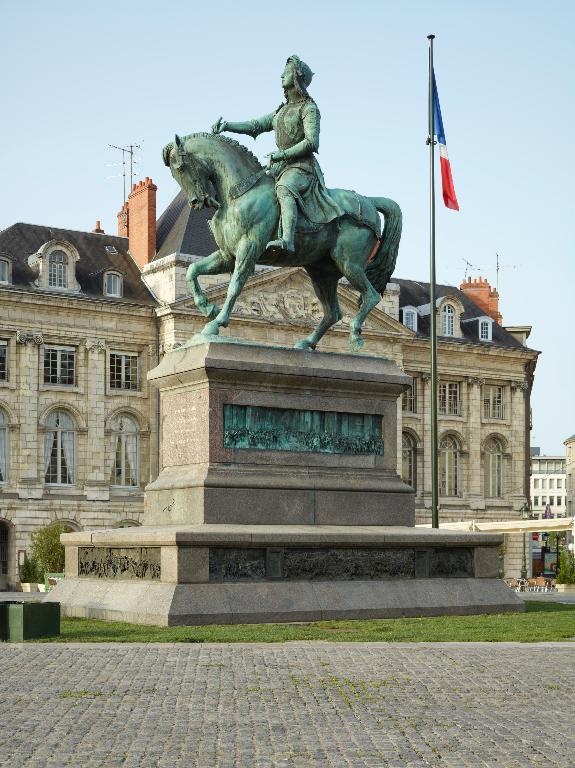 Statue équestre de Jeanne d'Arc exposée à Orléans. ; Vue générale depuis le nord-est.
