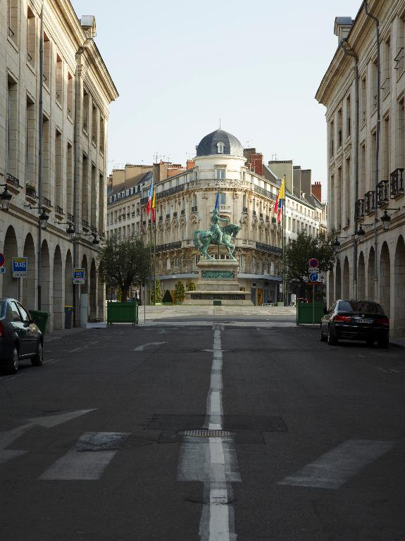 Le monument vu dans l'axe de la rue Royale.