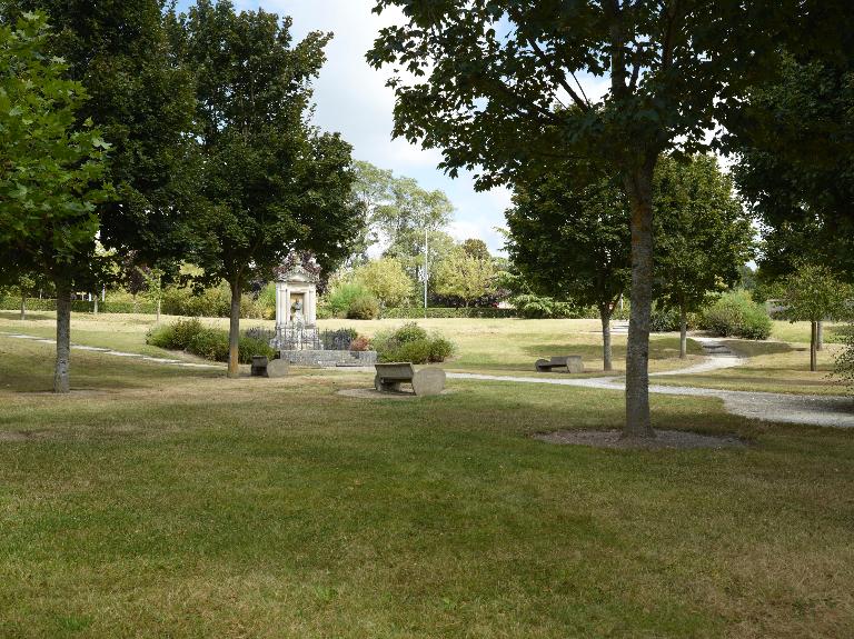 Vue générale du square Frédéric Bapterosses, avec le monument contre la rue de Verdun.