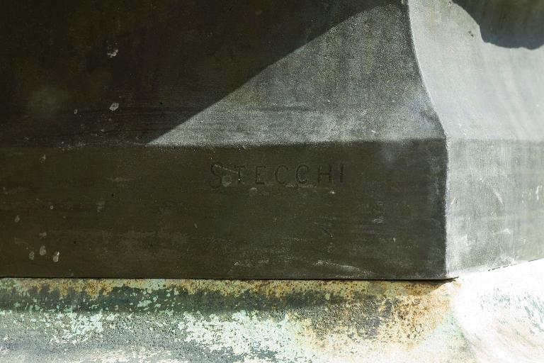 Détail de la signature du buste, sur le piédouche à gauche : "STECCHI".