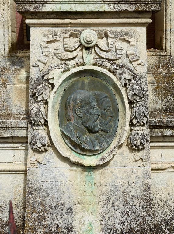 Détail du ressaut avec le médaillon représentant les deux frères Bapterossses, avec l'inscription : "A/ FREDERIC BAPTEROSSES/ LA/ MANUFACTURE/ DE/ BRIARE".