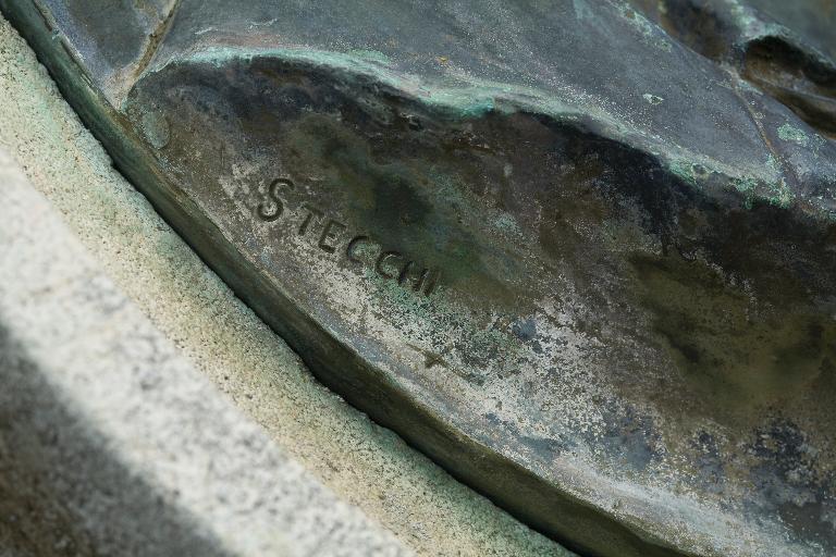Détail de la signature sur la tranche gauche du médaillon : "STECCHI".