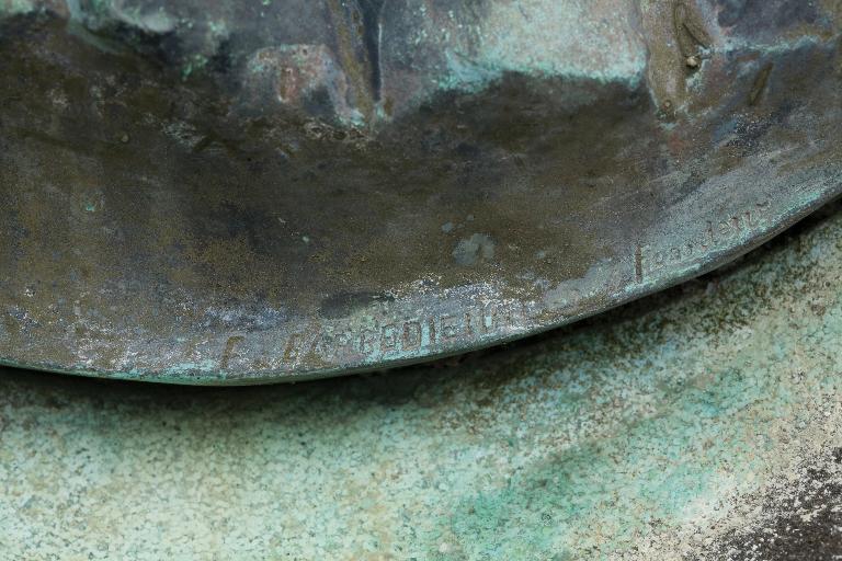 Détail de la marque de fondeur sur la tranche droite du médaillon : "F. BARBEDIENNE FONDEUR".