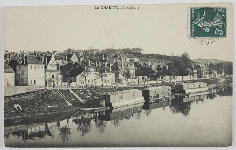 Les quais (rive droite, amont du pont) au début du XXe siècle. (musée de la Loire, Cosne-Cours-sur-Loire).
