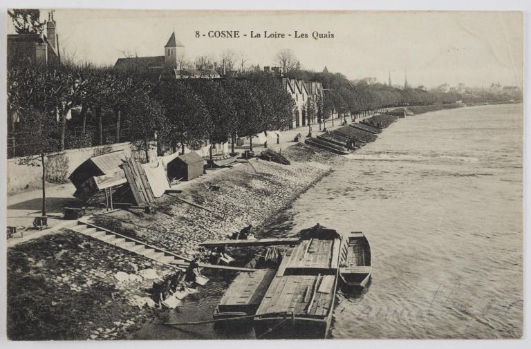 Quai de la Loire entre le pont et le Nohain. Carte postale ancienne  (début XXe siècle). (musée de la Loire, Cosne-Cours-sur-Loire).