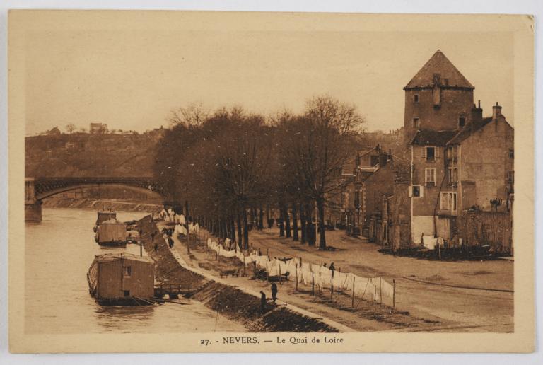 Le quai de Loire entre les deux ponts, rive droite. Vue prise vers l'aval. Carte postale ancienne. (musée de la Loire, Cosne-Cours-sur-Loire).