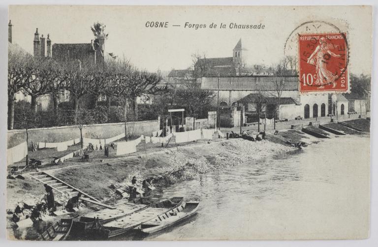 Quai de la Loire entre le pont et le Nohain. Carte postale ancienne  (début XXe siècle). (musée de la Loire, Cosne-Cours-sur-Loire).