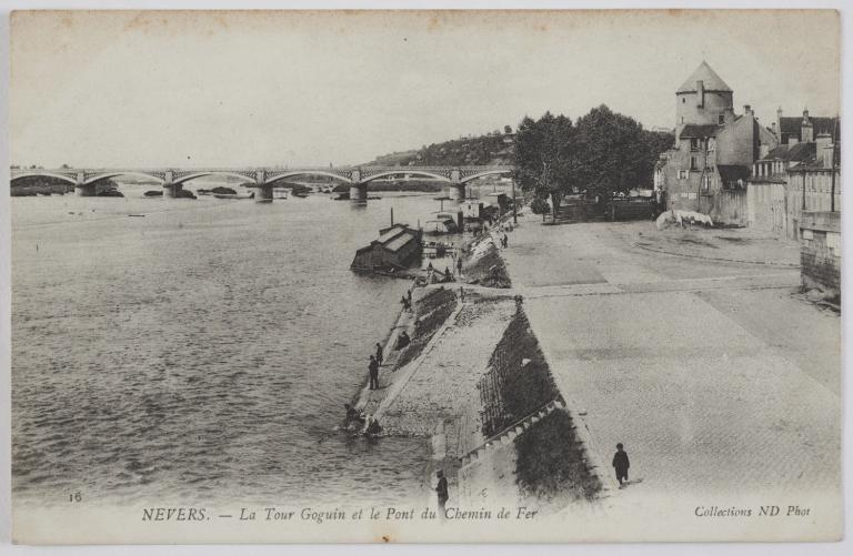 Vue d'ensemble prise depuis le pont vers l'aval. Carte postale ancienne. (musée de la Loire, Cosne-Cours-sur-Loire).