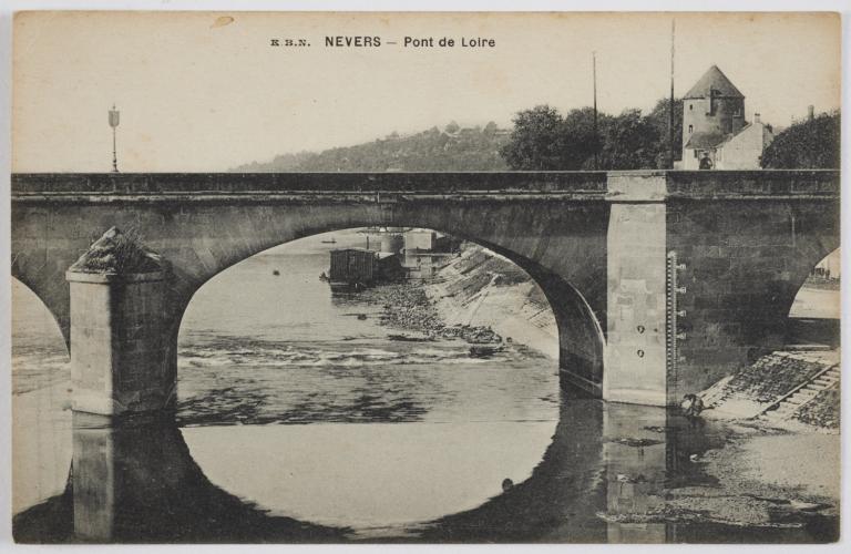 Le pont sur la Loire et le quai rive droite. Carte postale ancienne. (musée de la Loire, Cosne-Cours-sur-Loire).