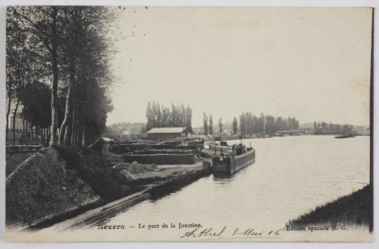 Le port de jonction reliant la Loire au canal latéral à la Loire. Carte postale ancienne. (musée de la Loire, Cosne-Cours-sur-Loire).
