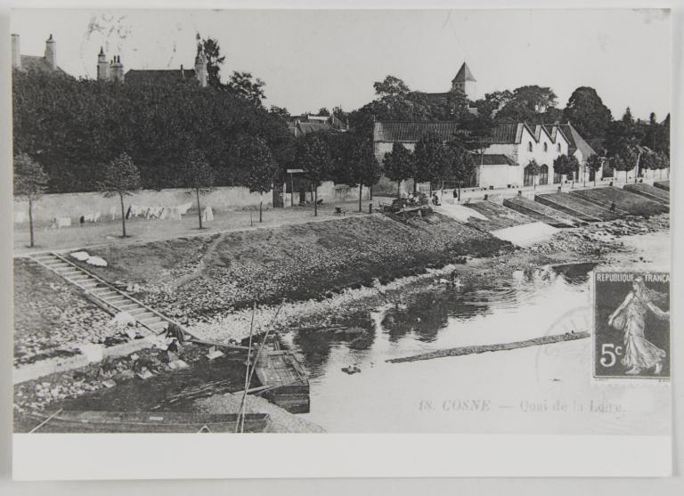 Quai de la Loire entre le pont et le Nohain. Carte postale ancienne  (début XXe siècle). (musée de la Loire, Cosne-Cours-sur-Loire).
