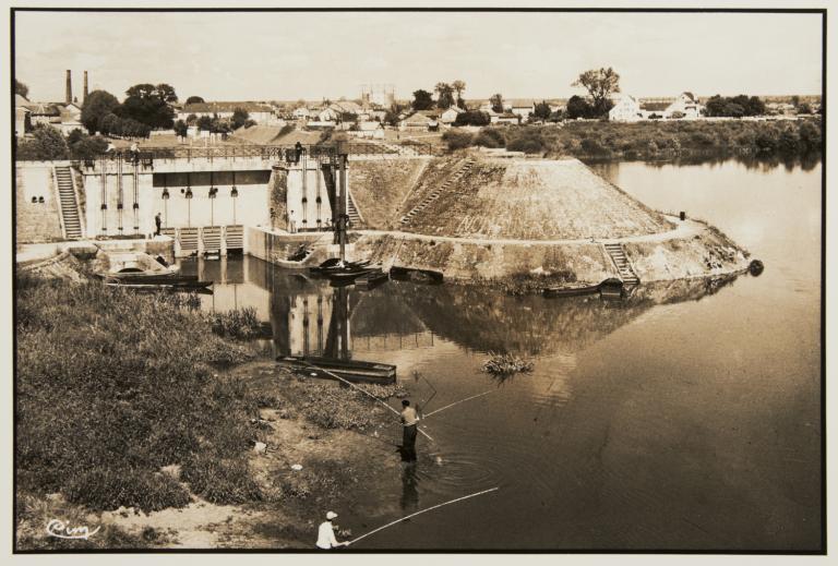 Le pont Mal Placé, emplacement de l'ancienne entrée de la gare de la Nièvre. Carte postale ancienne. (musée de la Loire, Cosne-Cours-sur-Loire).