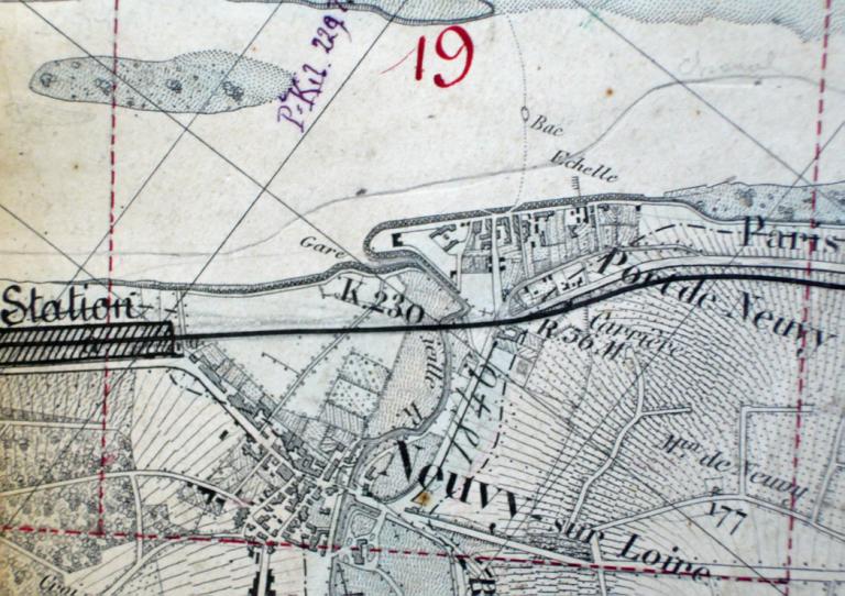 Extrait de la carte de la Loire de l'ingénieur Coumes (1852) avec ajouts de 1911. Mention du bac et de la gare de Neuvy. (direction départementale de l'équipement de la Nièvre, Nevers).