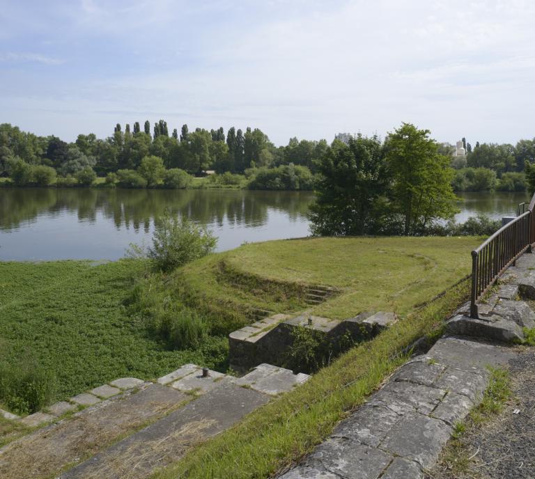 Rive gauche, entrée de l'écluse de l'embranchement du canal latéral à la Loire.