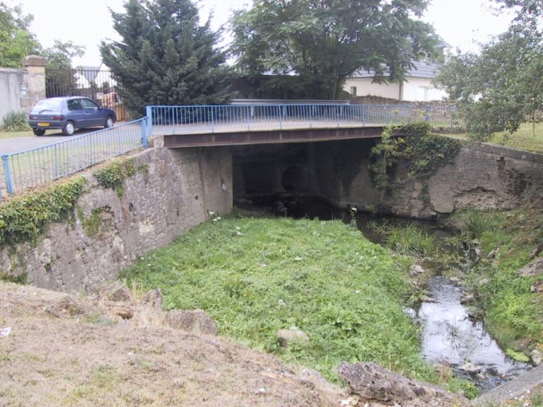 Ancienne entrée du bassin (actuellement comblé).