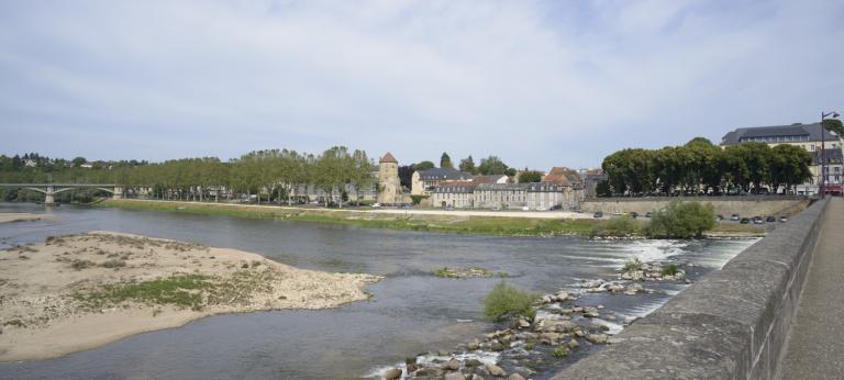 Vue d'ensemble du quai en aval du pont. Vue prise depuis le pont.