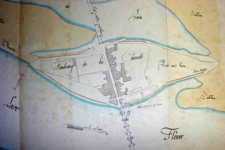 Plan de l'île de La Charité, 6 avril 1868, détail. Mention de trois cales abreuvoirs simples et du Port au Bois. (centre d'exploitation de Saint-Satur, subdivision de la direction départementale des territoires de la Nièvre).
