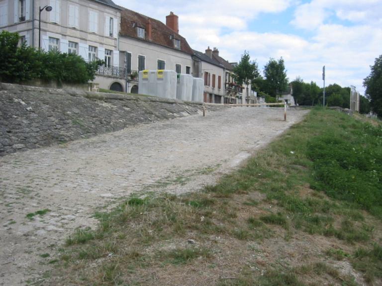 La cale orientée vers l'aval, vue prise vers l'amont.