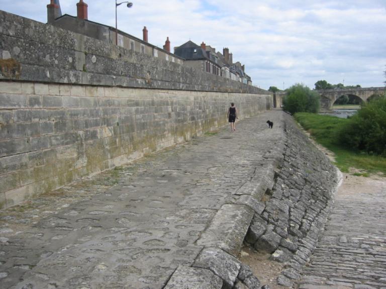 Rive droite, aval du pont, extrémité aval de l'ouvrage et articulation avec la cale abreuvoir simple.