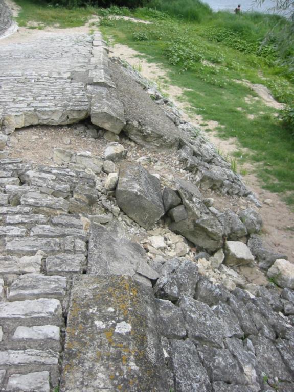 Dégradation du pavage et du perré bas.