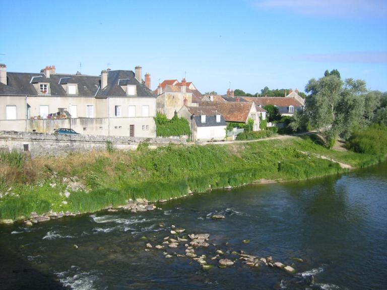 Rive gauche de l'île de La Charité, culée aval du pont : vue prise depuis le pont.