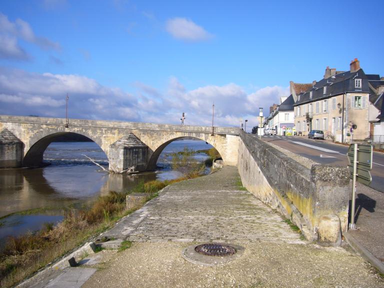 Rive droite, amont du pont, vue prise vers l'aval : chemin de halage sous le pont.