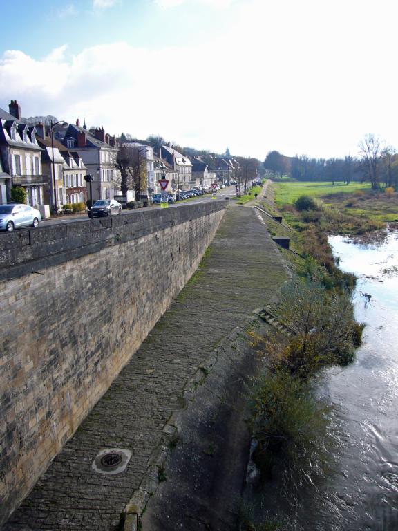 Rive droite, amont du pont, vue prise vers l'amont. ; Rive droite, amont du pont, vue prise vers l'amont.