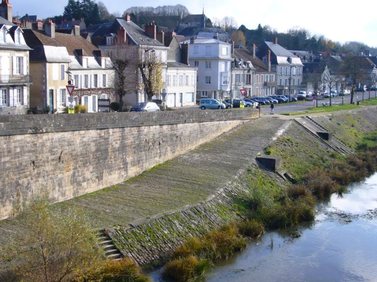 Rive droite, amont du pont, vue prise depuis le pont vers l'amont.