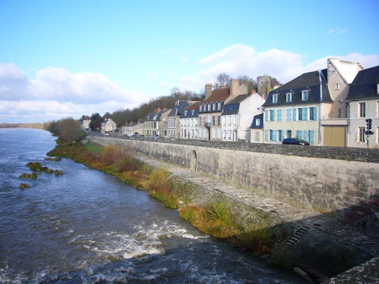 Rive droite, aval du pont, vue prise vers l'aval. ; Rive droite, aval du pont, vue prise vers l'aval.