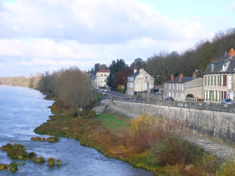 Rive droite, aval du pont, vue prise vers l'aval. ; Rive droite, aval du pont, vue prise vers l'aval.