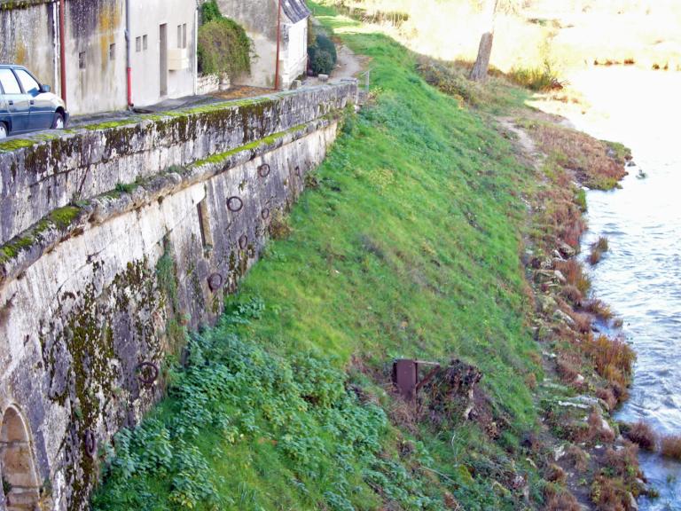 Rive gauche de l'île de La Charité, culée aval du pont : organeaux.