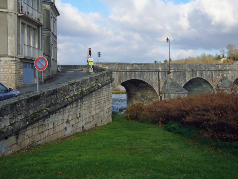 Cale abreuvoir simple orientée vers l'aval située sur l'île de La Charité, immédiatement en amont du pont de pierre. L'ouvrage est complètement recouvert de végétation.