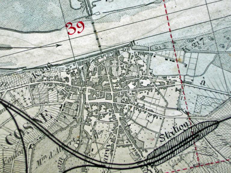 Carte de la Loire dressée par l'ingénieur Coumes en 1852 et complétée en 1911. Détail sur Cosne. (direction départementale de l'équipement de la Nièvre, Nevers). ; Carte de la Loire dressée par l'ingénieur Coumes en 1852 et complétée en 1911. Détail sur Cosne. (direction départementale de l'équipement de la Nièvre, Nevers).
