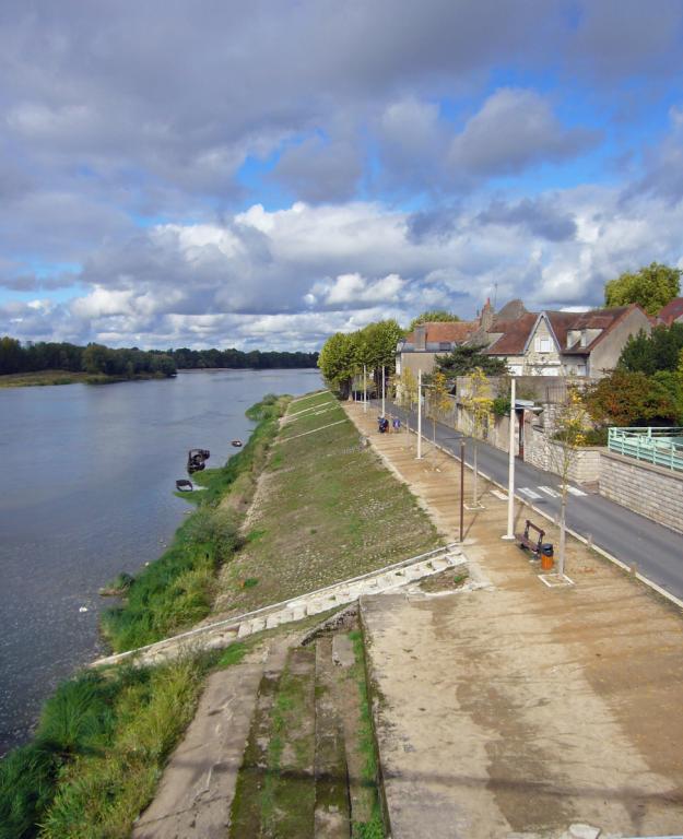 Vue d'ensemble vers l'aval (en aval du pont).