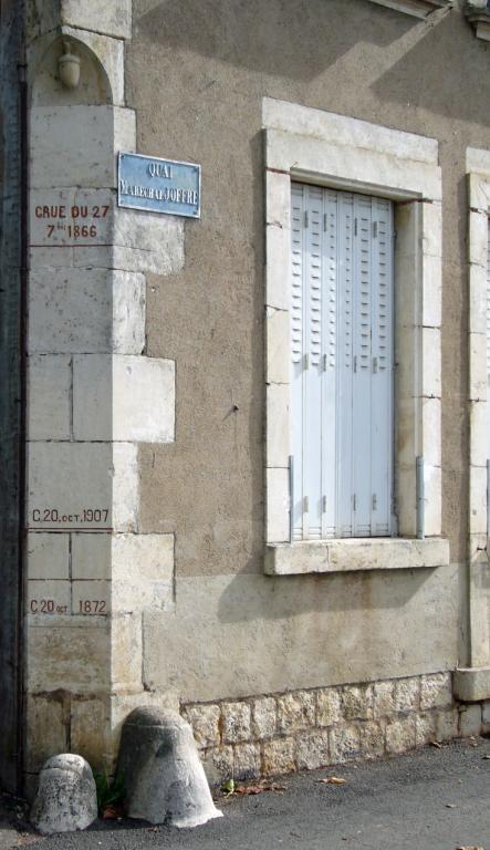 Marques de crues (1866, 1872 et 1907) sur une maison située quai du Maréchal Joffre (en aval du pont).