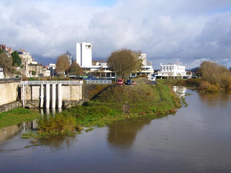 L'extrémité ouest de la levée de Médine vue depuis le pont sur la Loire (vue prise vers l'amont) : le pont Mal Placé et le marchepied permettant le halage des bateaux souhaitant pénétrer dans la gare de la Nièvre.