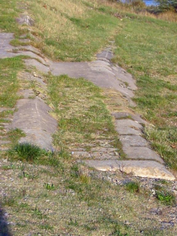 Détail sur le marchepied longeant le perré bas de la cale double.