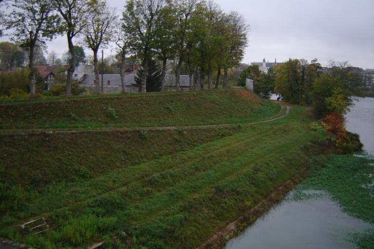 La levée de la Blanchisserie. Vue prise depuis l'écluse du canal, vers l'aval.
