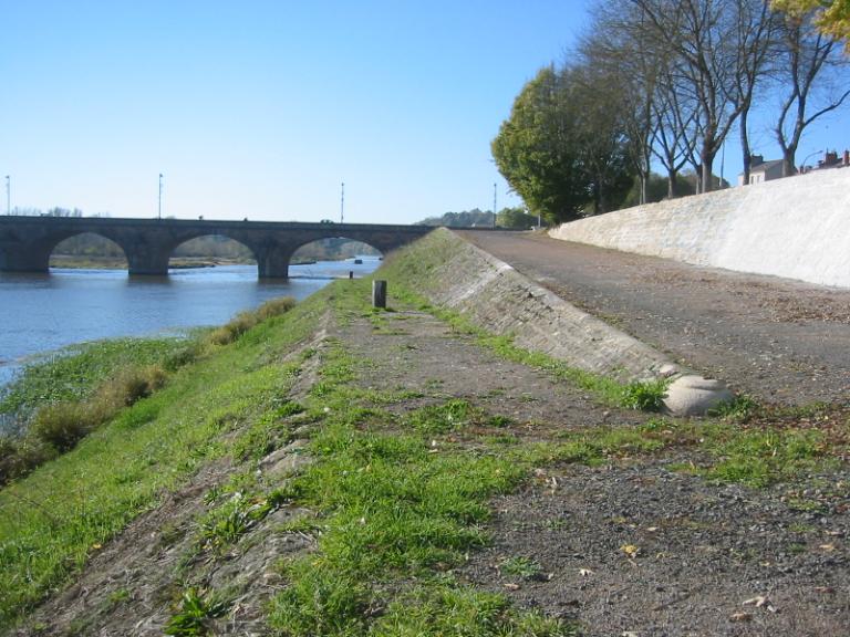 Marchepied (chemin de halage) et rampe situés à l'extrémité ouest de la levée de Médine, près du pont Mal Placé. Vue prise vers l'aval.