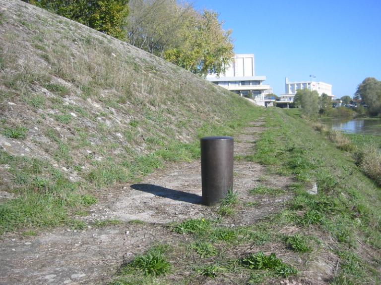 Marchepied (chemin de halage) situé à l'extrémité ouest de la levée de Médine, près du pont Mal Placé. Vue prise vers l'amont.