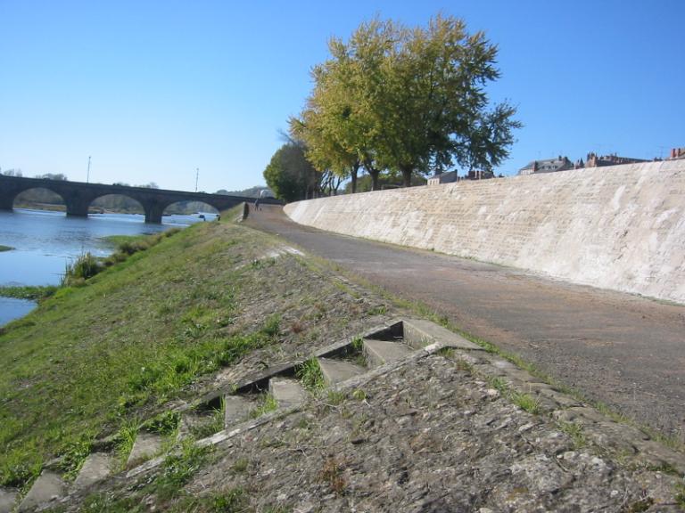 Perré situé rive droite, entre le pont Mal Placé et la cale de Médine. Vue prise vers l'aval.