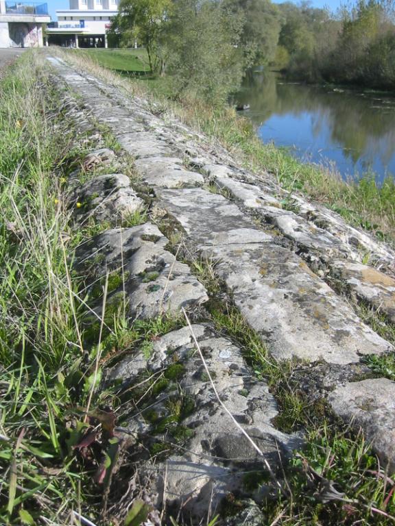 Sommet du perré situé entre le pont Mal Placé et la cale de Médine. Vue prise vers l'amont.