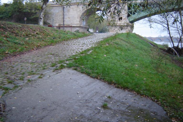 Vue d'ensemble vers l'amont avec, au premier plan, la rampe en béton ajoutée à la fin du XXe siècle.