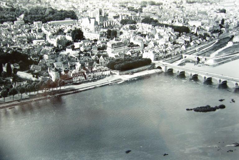 Les quais et l'embouchure de la Nièvre. Photographie aérienne non datée (probablement années 1950-1960). (archives départementales de la Nièvre, 2 Fi Nevers 1572). ; Les quais et l'embouchure de la Nièvre. Photographie aérienne non datée (probablement années 1950-1960). (archives départementales de la Nièvre, 2 Fi Nevers 1572).